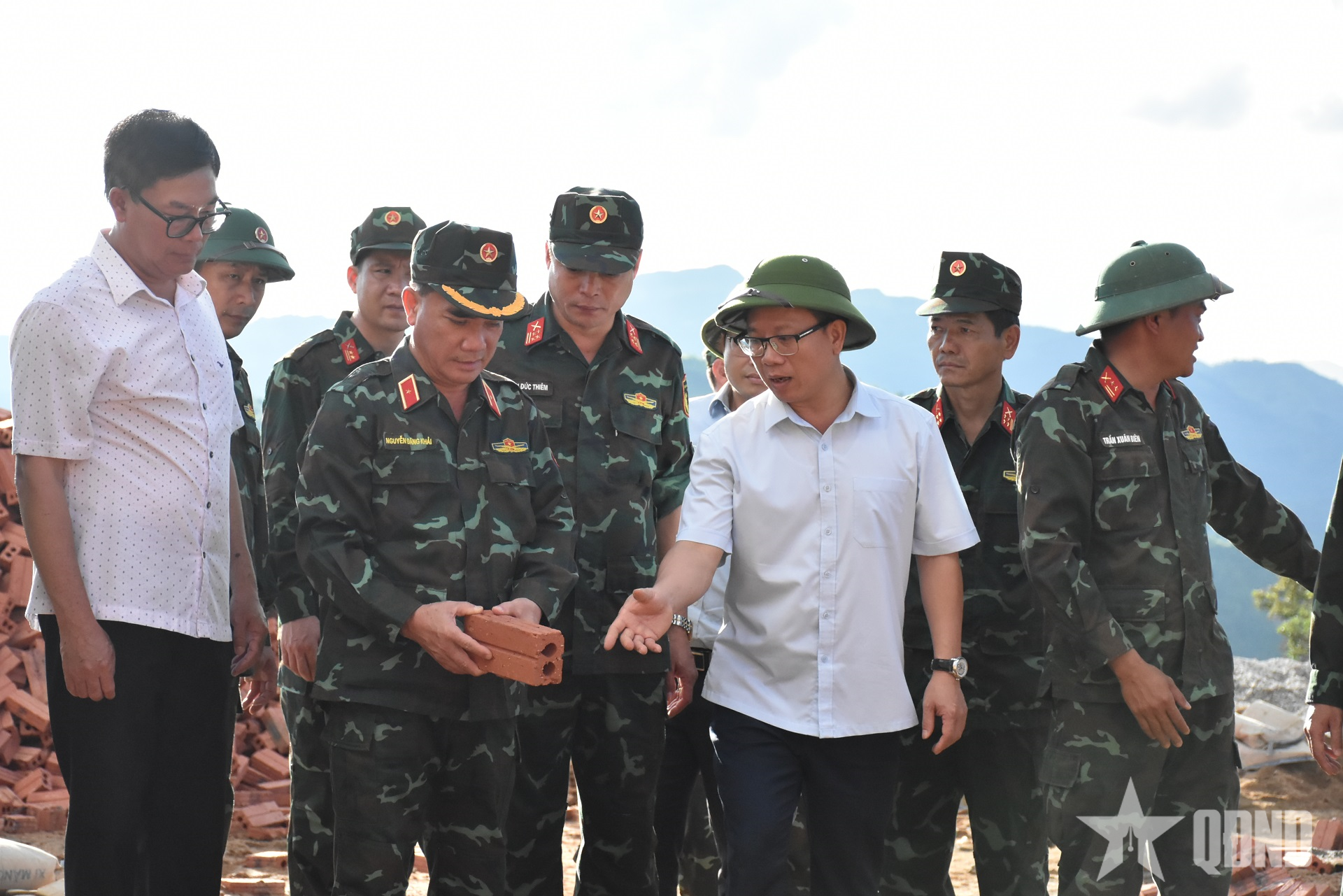 Điện Biên: Quân khu 2 kiểm tra tiến độ xây dựng nhà tái định cư cho người dân bản Háng Pu Xi